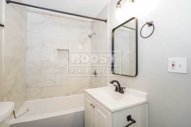 Building Photo - Welcome to this charming 3-bedroom, 1-bathroom house located in the heart of Columbus, OH!