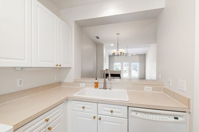 Building Photo - Lovely 3 bedroom townhome in fantastic Ral...