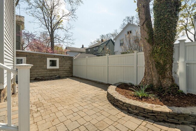 Building Photo - 8 Worcester St