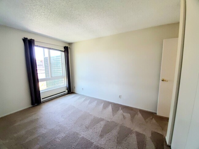 Building Photo - Spacious, sunny Woodlake Condo