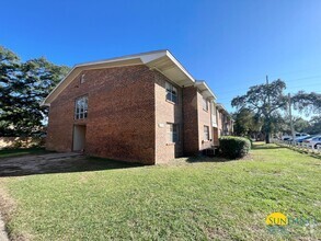 Building Photo - Great 2 Bedroom Home in Fort Walton Beach!