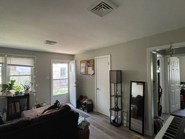 Building Photo - 2403 5th Ave