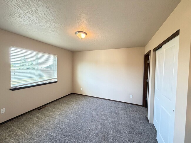 Building Photo - Radiant Lake Rancher
