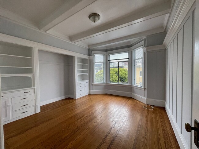 Building Photo - Charming 1BD with Multiple Bay Windows and...