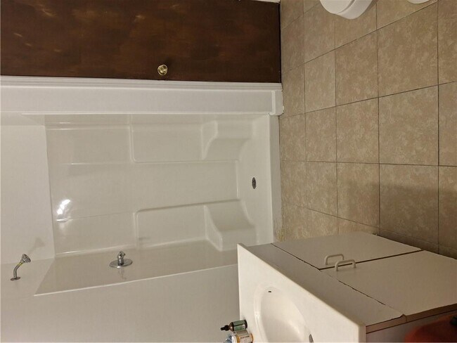 Building Photo - 3145 Malvern Dr