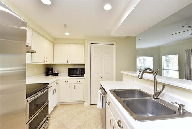Building Photo - 12800 Melville Dr