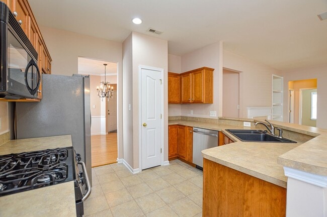 Building Photo - Inviting rancher ready now!