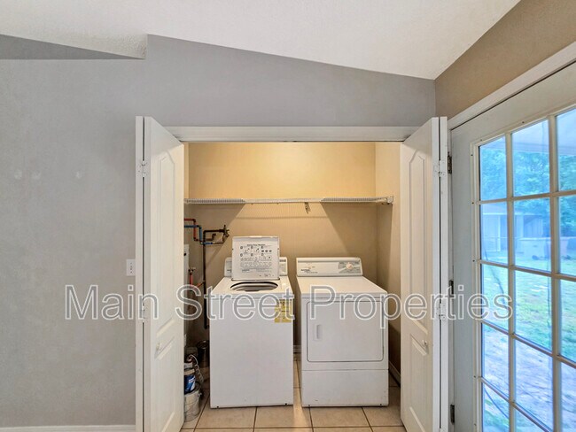Building Photo - 3359 Green Briar Cir