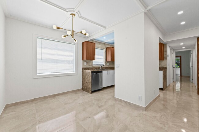 Building Photo - 551 Normandy L