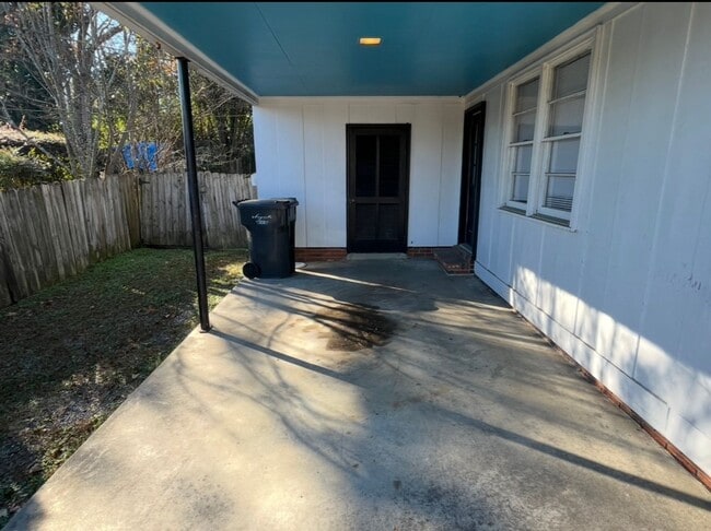 Building Photo - 3012 Pinewood Dr