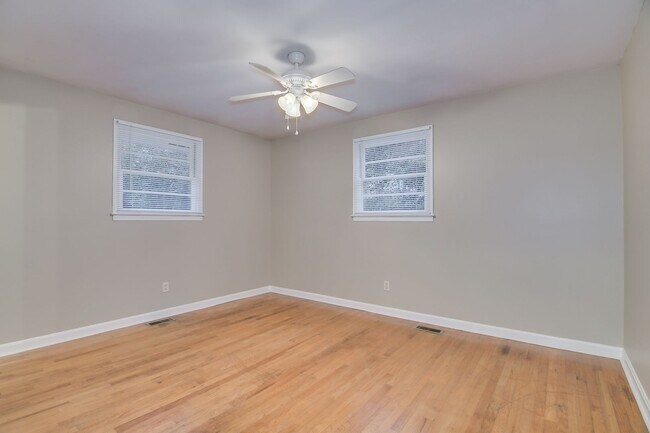 Building Photo - Updated 3 Bed 2 Bath off Columbia Rd