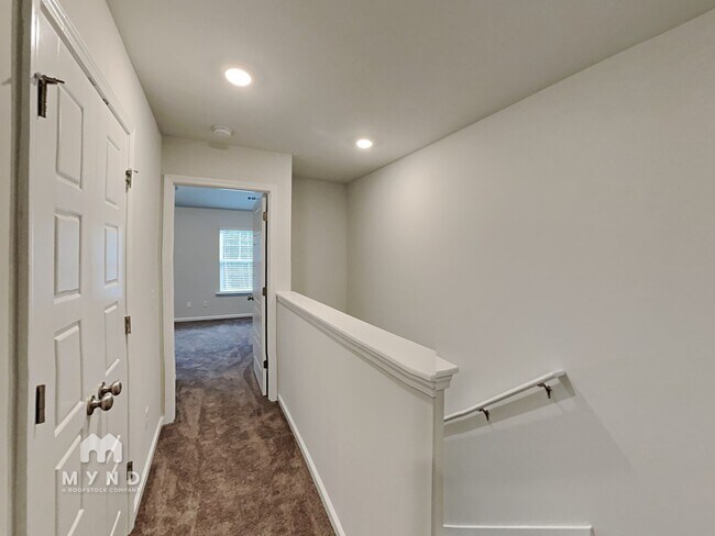 Building Photo - 8 Cardinal Ct
