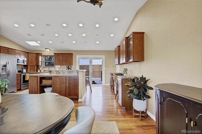 Building Photo - 2990 Roche Dr S