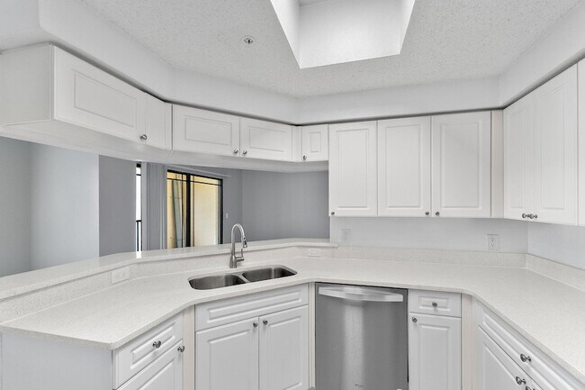 Building Photo - 3019 Alcazar Pl
