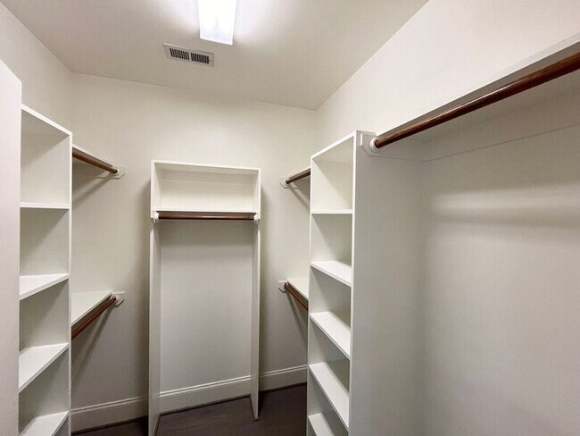 Building Photo - 535 Guilford Cir