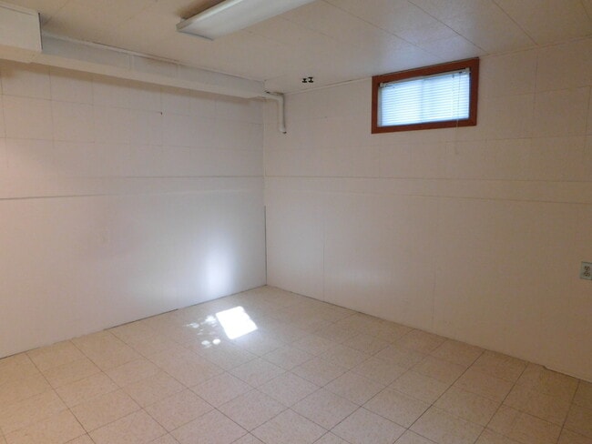 Building Photo - 4Bd/1.5Ba Two Story Home - Available End o...
