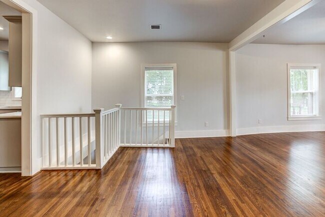 Building Photo - 3/2 Historical Home On Beautiful Main Stre...