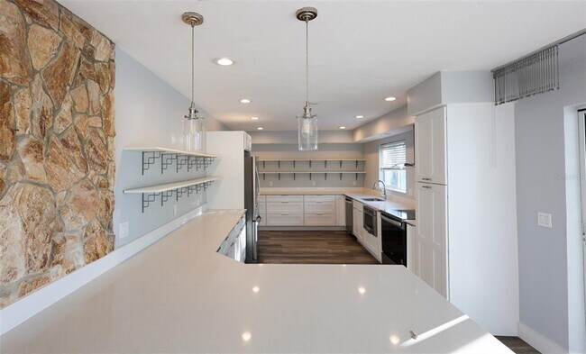 Building Photo - 10136 Paradise Blvd