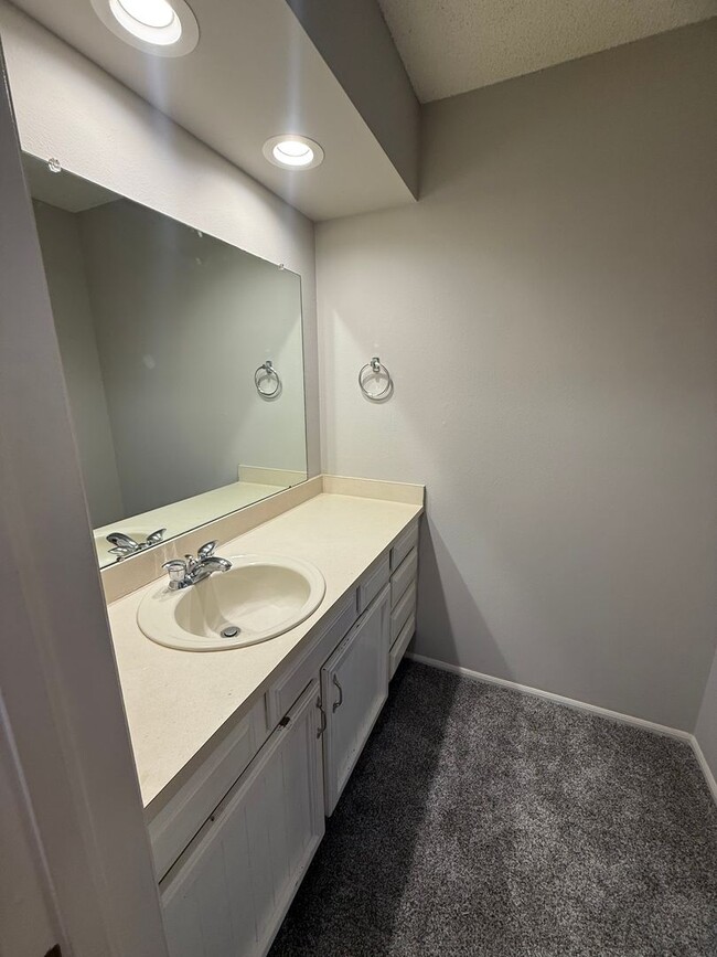 Building Photo - SPACIOUS 2-BEDROOM TOWNHOME WITH LOFT, GARAGE & PRIME LOCATION!