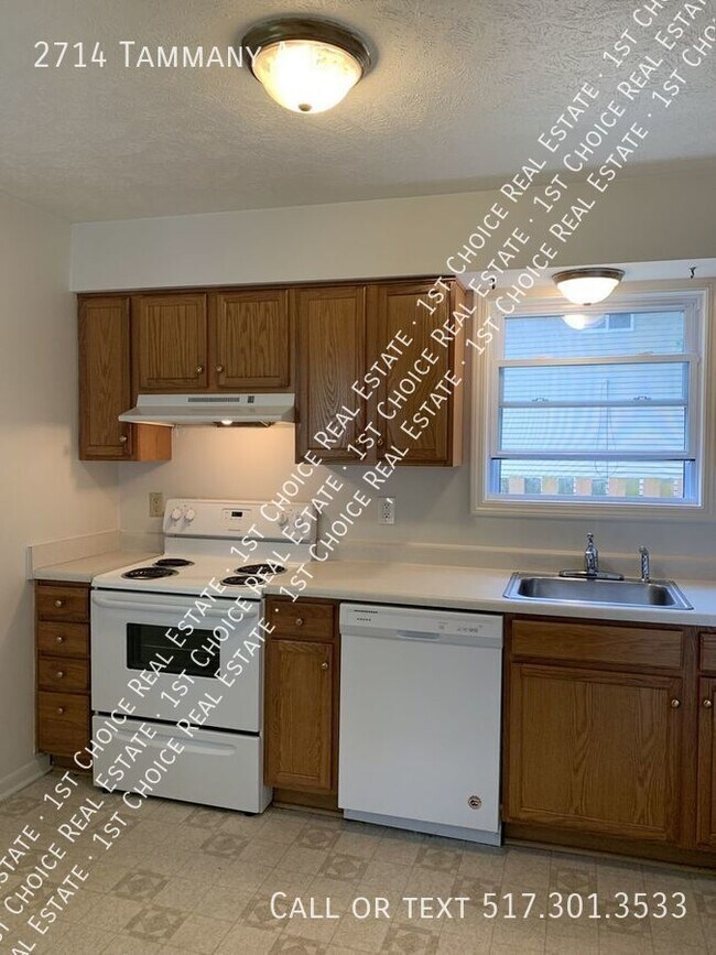 Building Photo - Spacious 3-BDR 1.5-BTH Duplex w/ Garage & ...