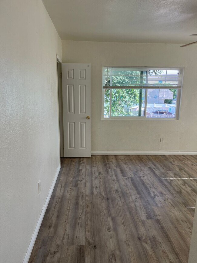 Building Photo - Large Upper 1 Bedroom 1 Bath in Long Beach!