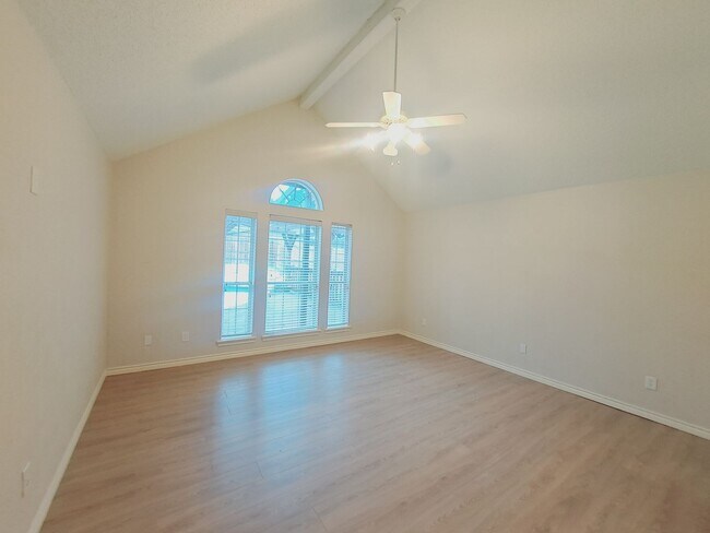 Building Photo - Beautiful 4/3/2 with Sparkling Pool!