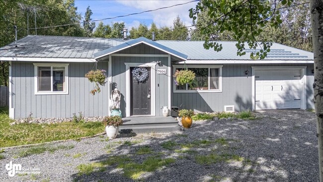 Building Photo - Cozy 3 bedroom 2 bath home w/ fully fenced...