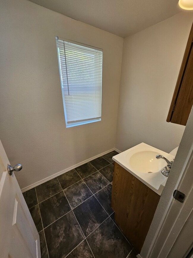 Building Photo - Cute little 2 bedroom with a big yard!