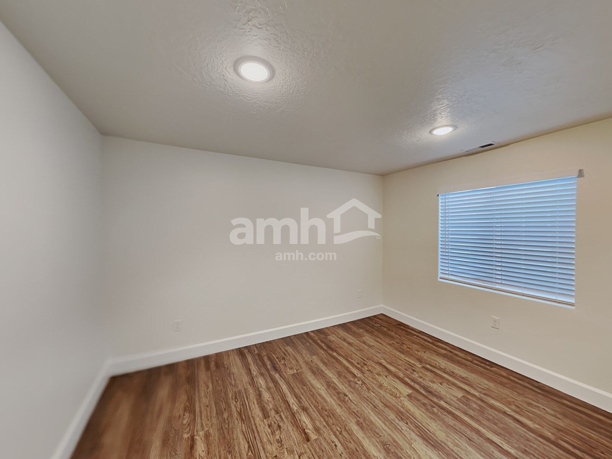 Building Photo - 2222 E Silverado Ln