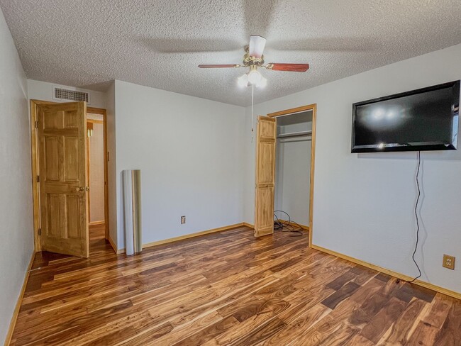 Building Photo - Spacious 3 bedroom 2 bath with Solar Panels