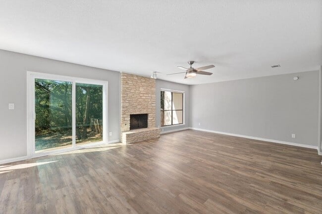 Building Photo - 1930 Holly Hill Dr