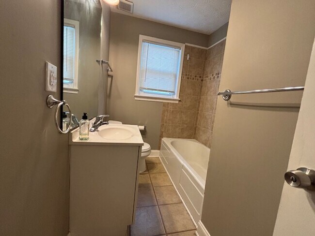 Building Photo - Charming 2-bedroom one bath cottage
