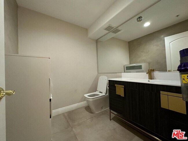 Building Photo - 2435 Florencita Dr W