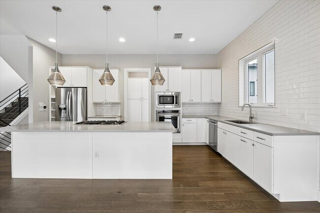 Building Photo - 5006 Pecan Springs Rd