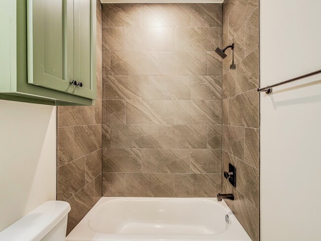 Building Photo - Captivating 3-Bed, 2-Bath Home in Charming...