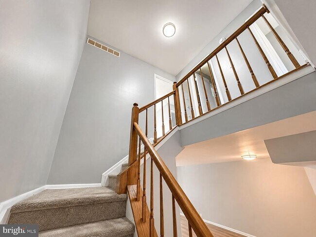 Building Photo - 3811 Glenview Terrace