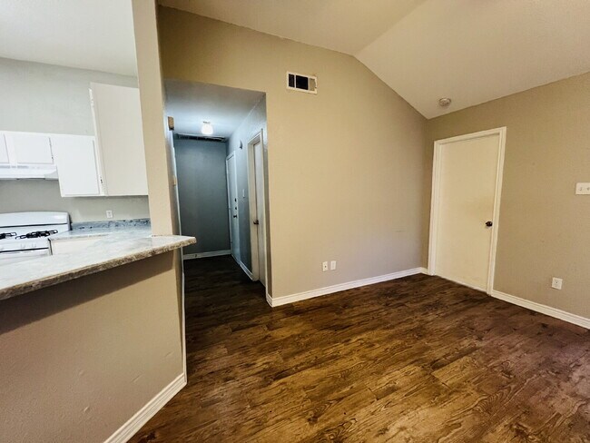 Building Photo - Charming 3 bedroom 2 bath duplex