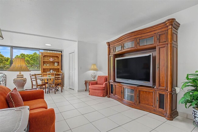 Building Photo - 2950 SW 3rd Ave