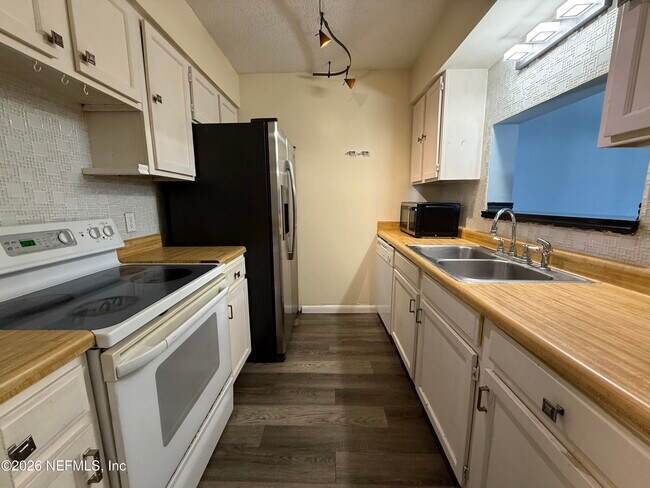 Building Photo - 3765 Crown Point Rd