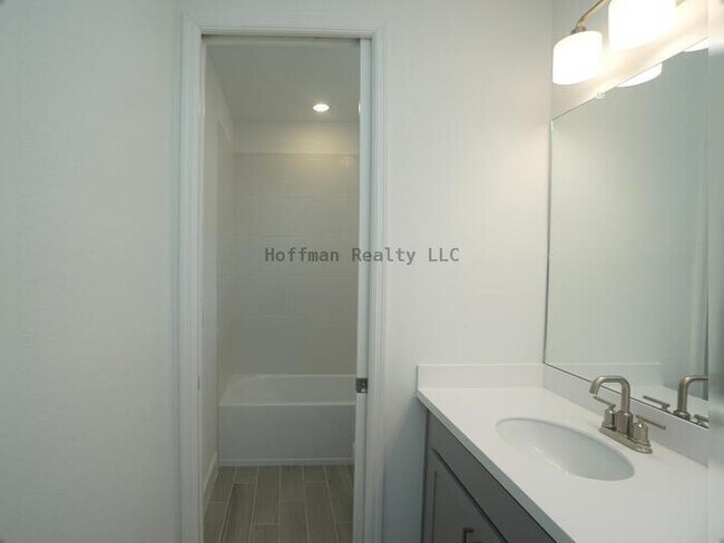 Building Photo - Stunning 5-Bedroom Lakeview Home in River ...