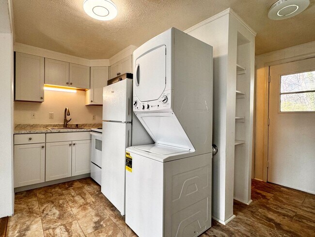 Building Photo - 1502 6th St SE