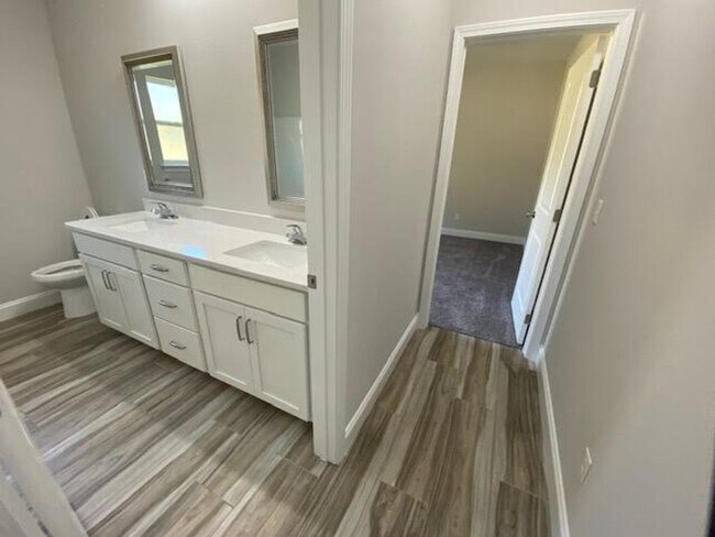 Building Photo - Spacious 3 Bedroom Home in Mary Esther!
