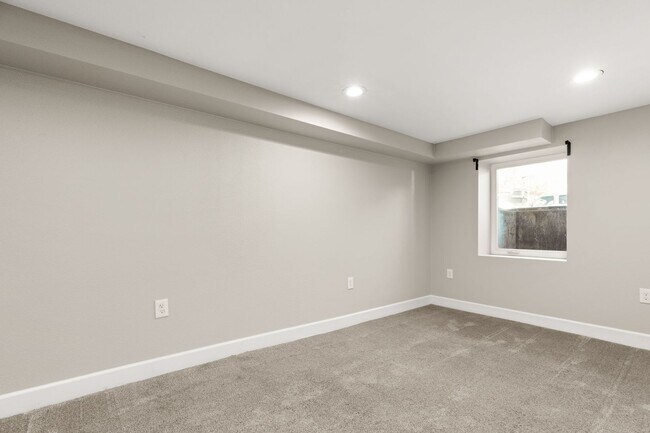 Building Photo - 8334 SE Taylor Ct
