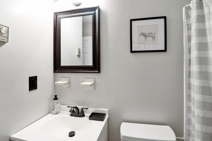 Building Photo - 706 Grant Ave