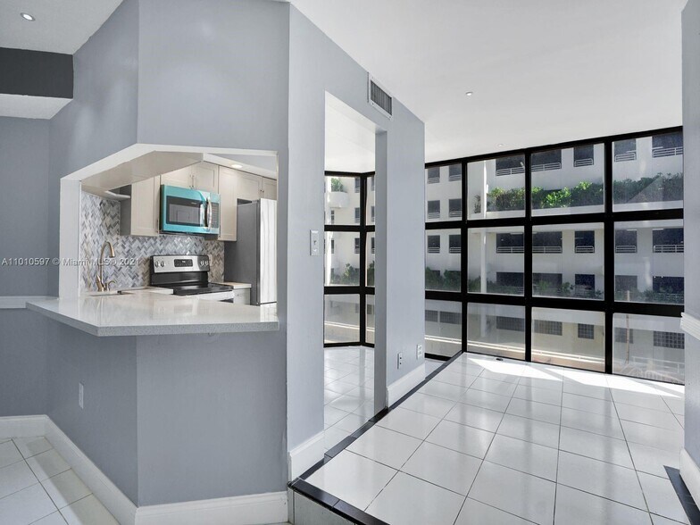 Building Photo - 6423 Collins Ave