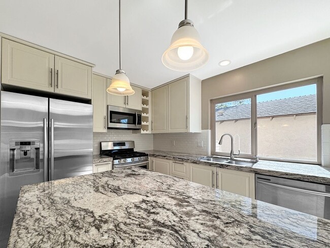 Building Photo - Beautiful 4B 2BA Home w/ AC, W/D, & Solar Panels!