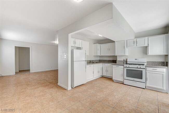 Building Photo - 5813 W Balzar Ave