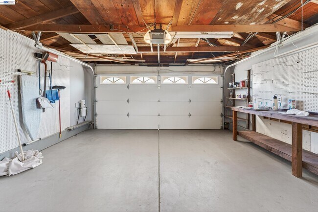 Building Photo - 1450 Kolln St