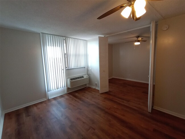 Building Photo - 2771 Riverside Dr