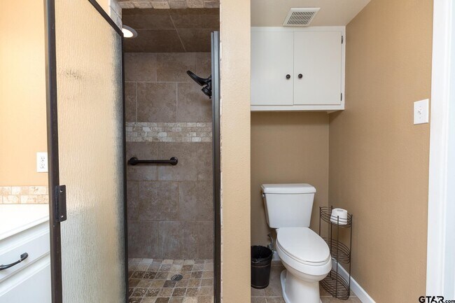 Building Photo - 3215 Fernwood Dr